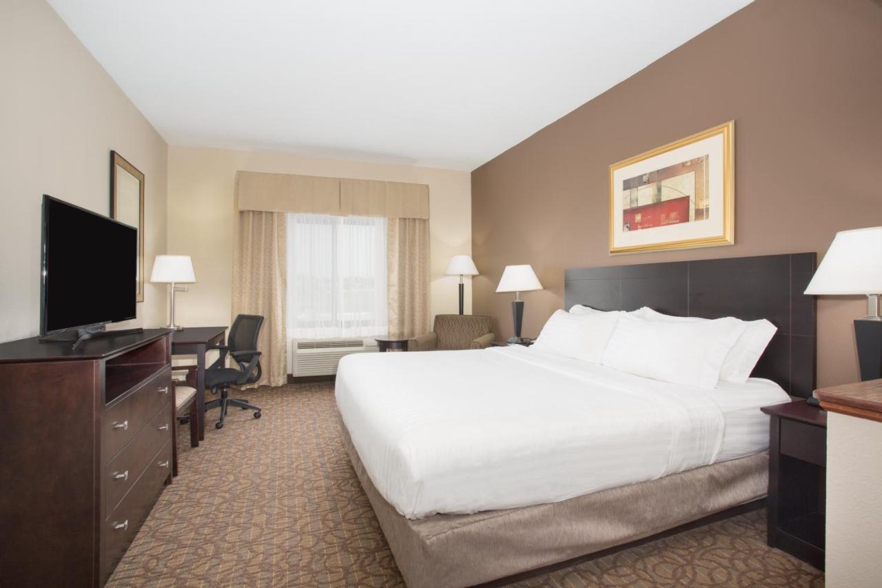 Holiday Inn Express Hotel & Suites Concordia Us 81 By Ihg Buitenkant foto