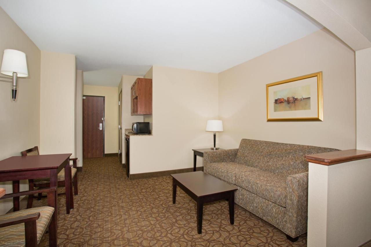 Holiday Inn Express Hotel & Suites Concordia Us 81 By Ihg Buitenkant foto
