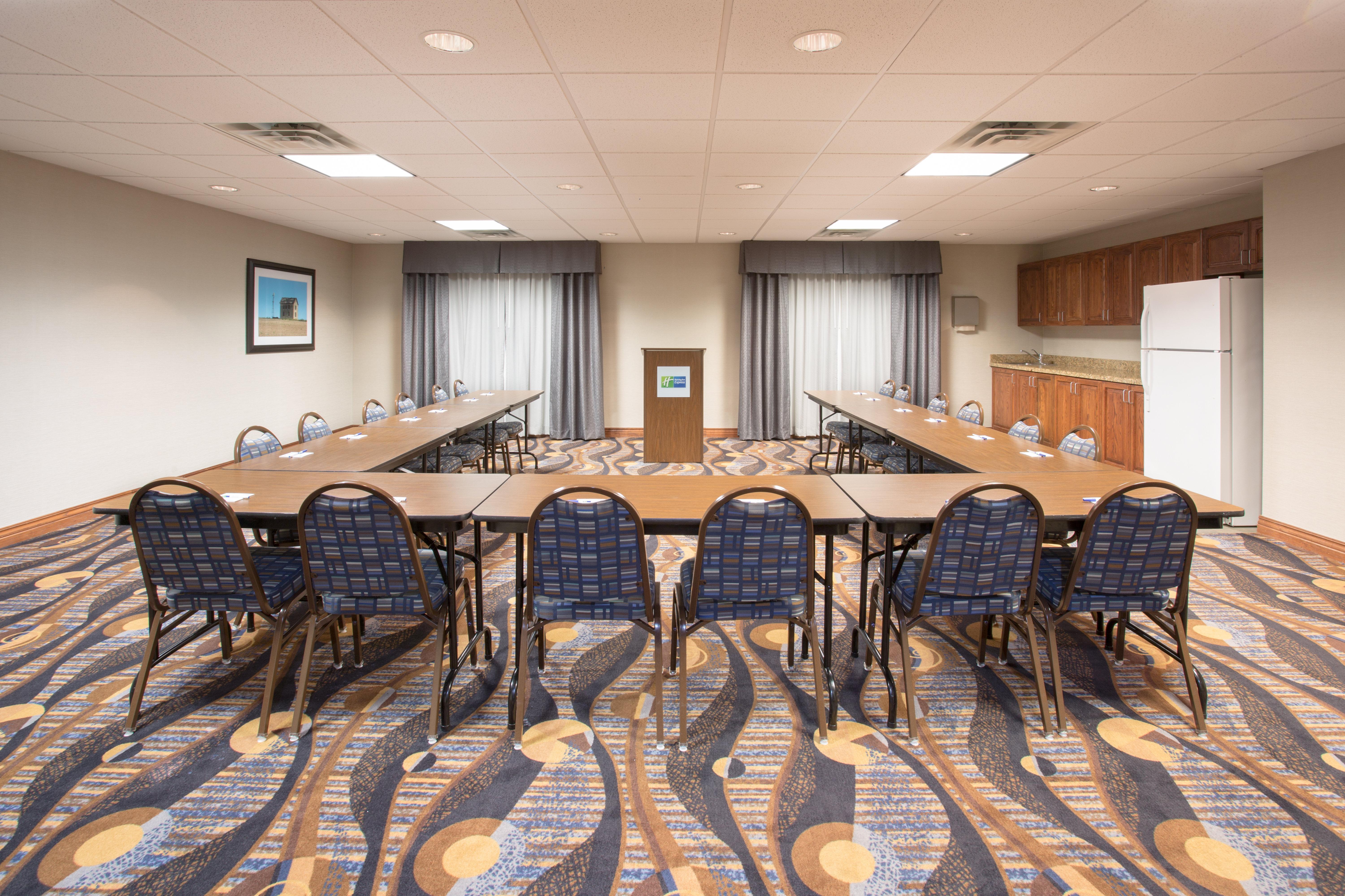 Holiday Inn Express Hotel & Suites Concordia Us 81 By Ihg Buitenkant foto