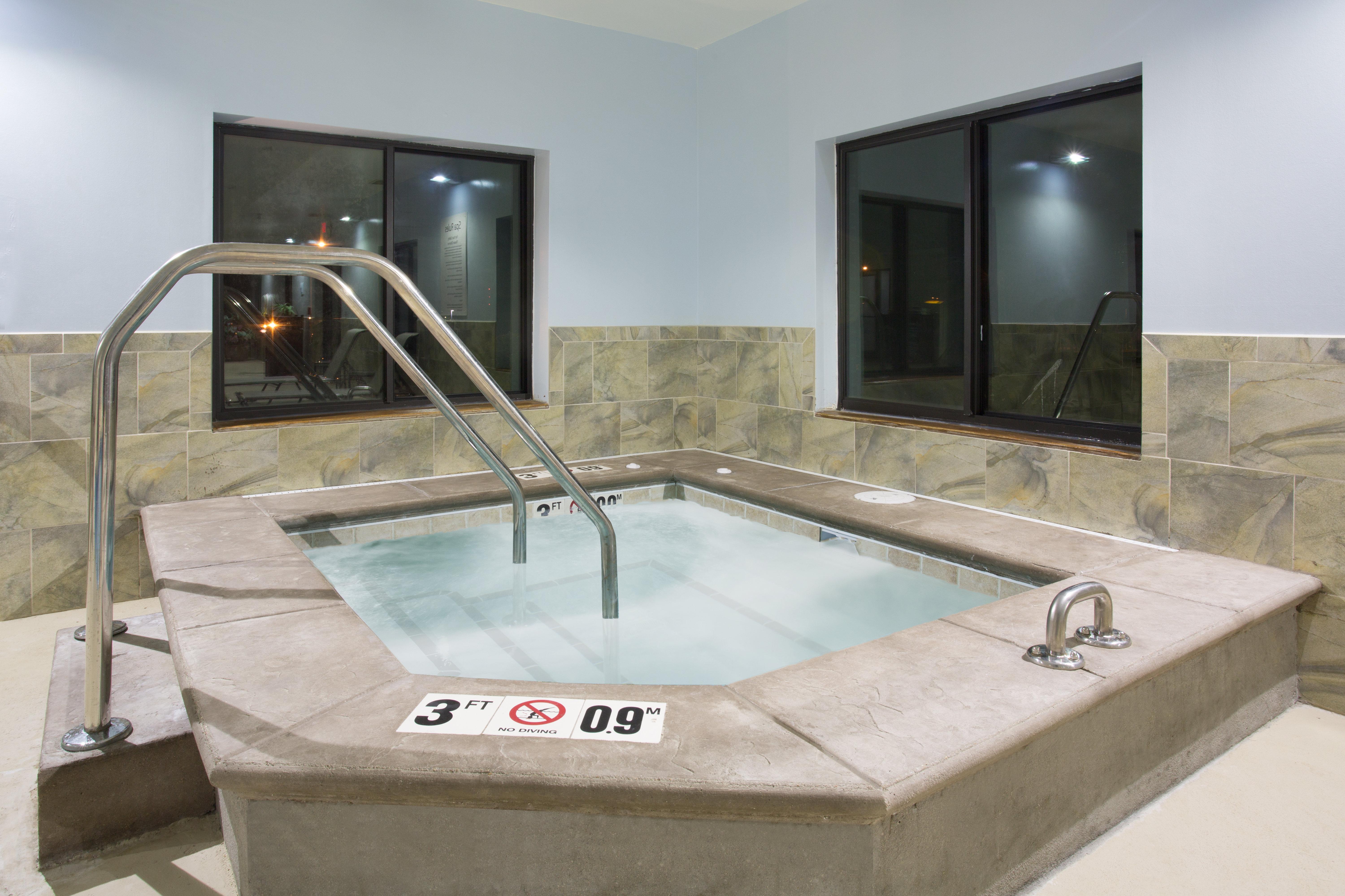 Holiday Inn Express Hotel & Suites Concordia Us 81 By Ihg Buitenkant foto