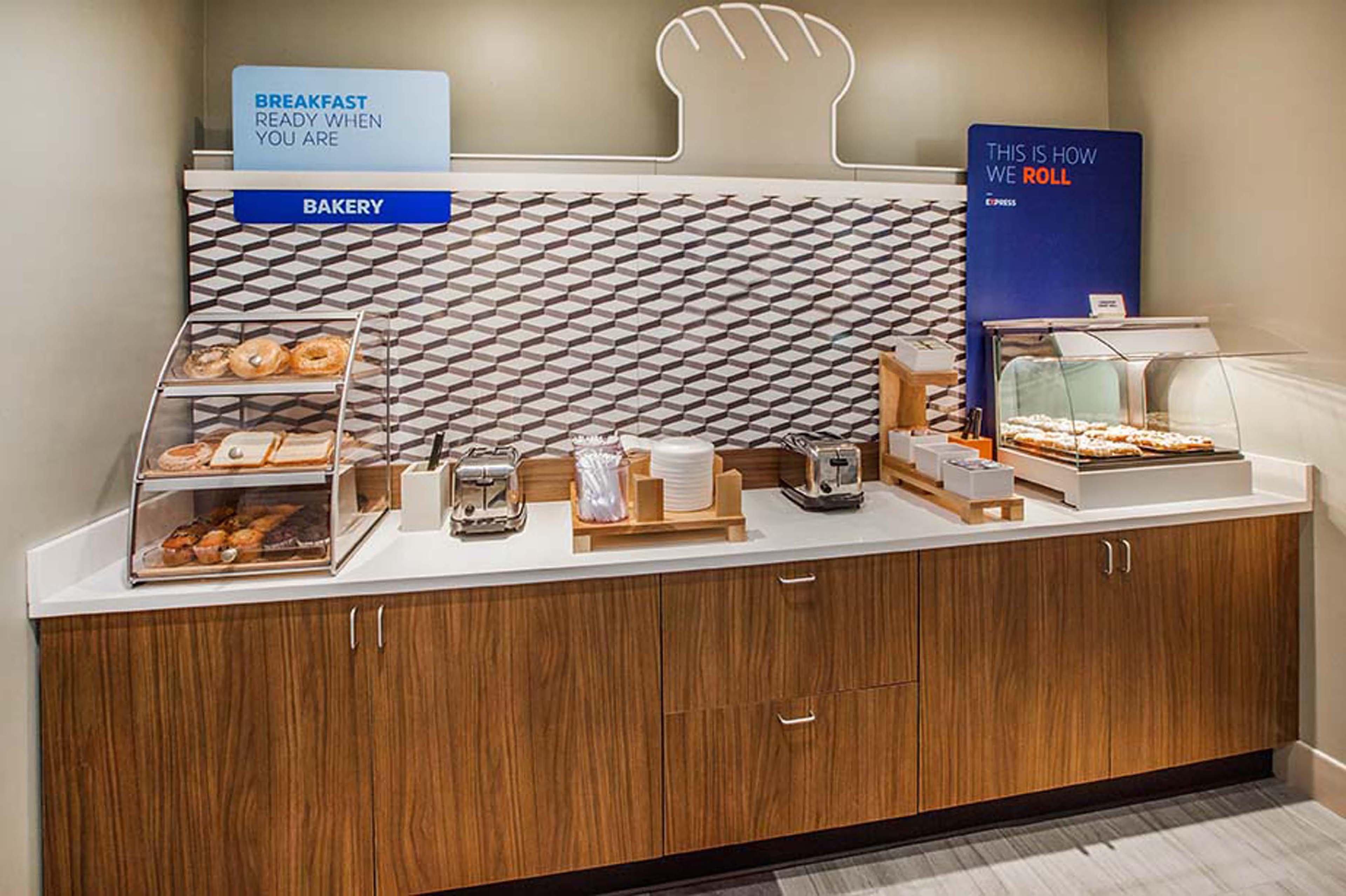 Holiday Inn Express Hotel & Suites Concordia Us 81 By Ihg Buitenkant foto