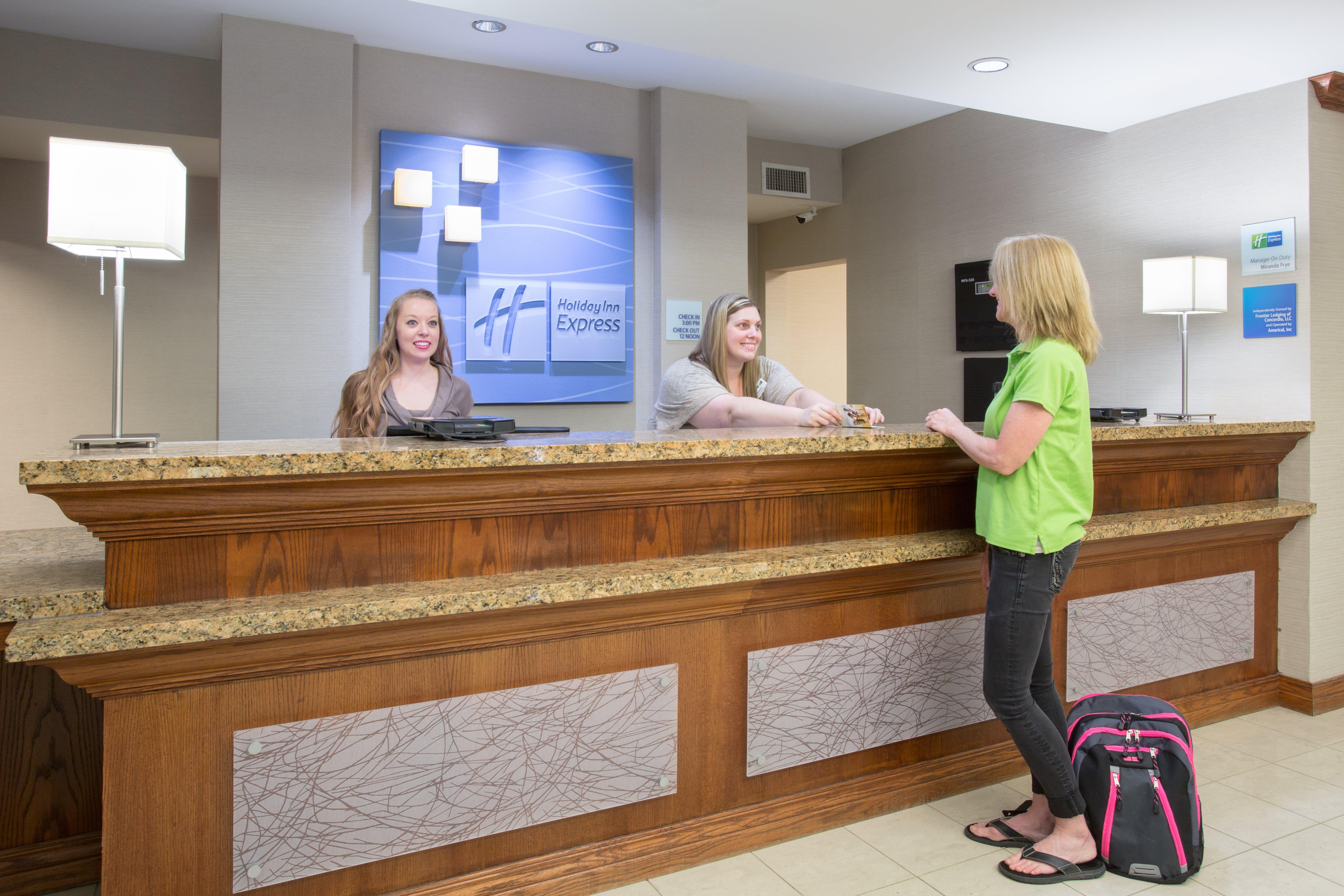 Holiday Inn Express Hotel & Suites Concordia Us 81 By Ihg Buitenkant foto