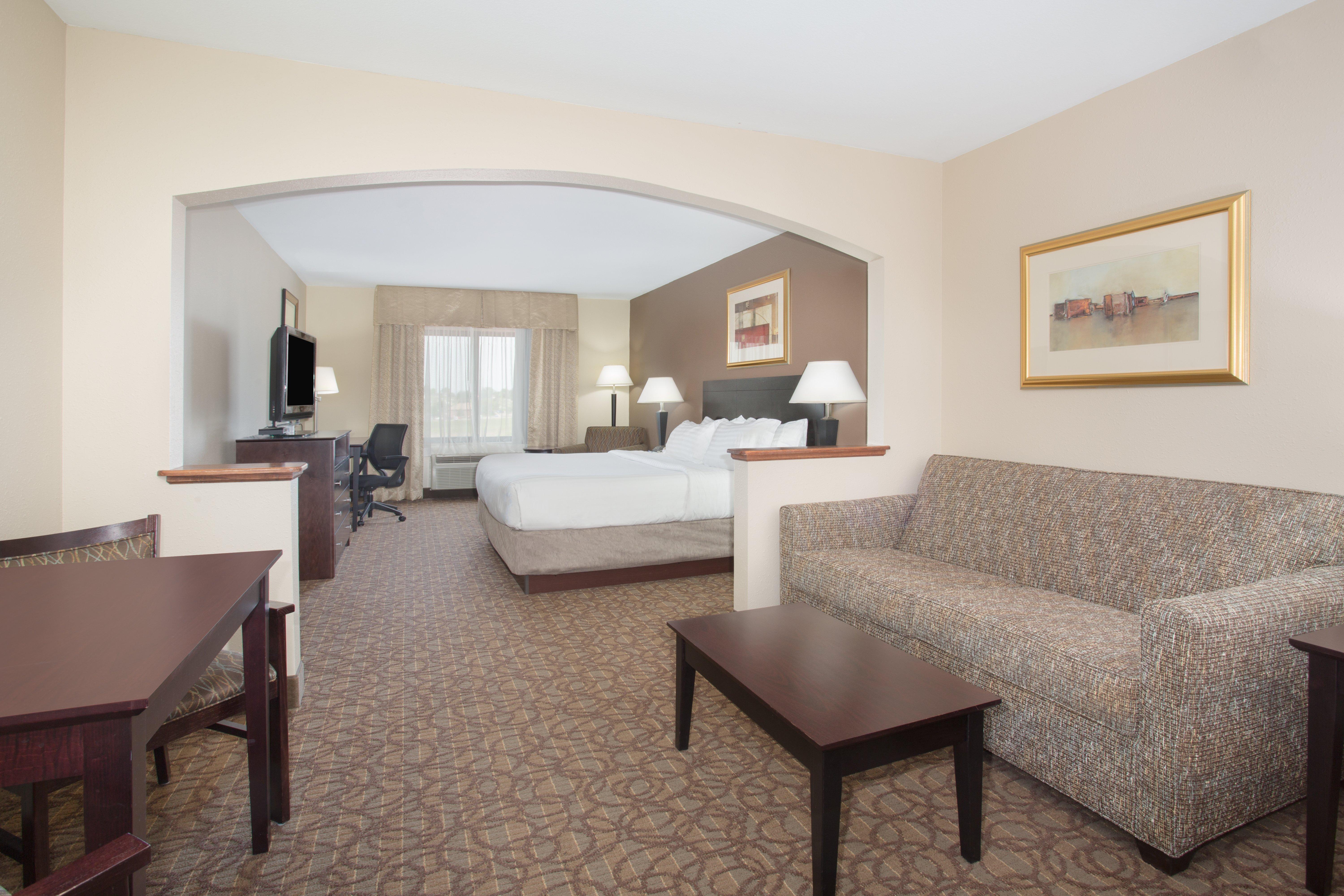 Holiday Inn Express Hotel & Suites Concordia Us 81 By Ihg Buitenkant foto