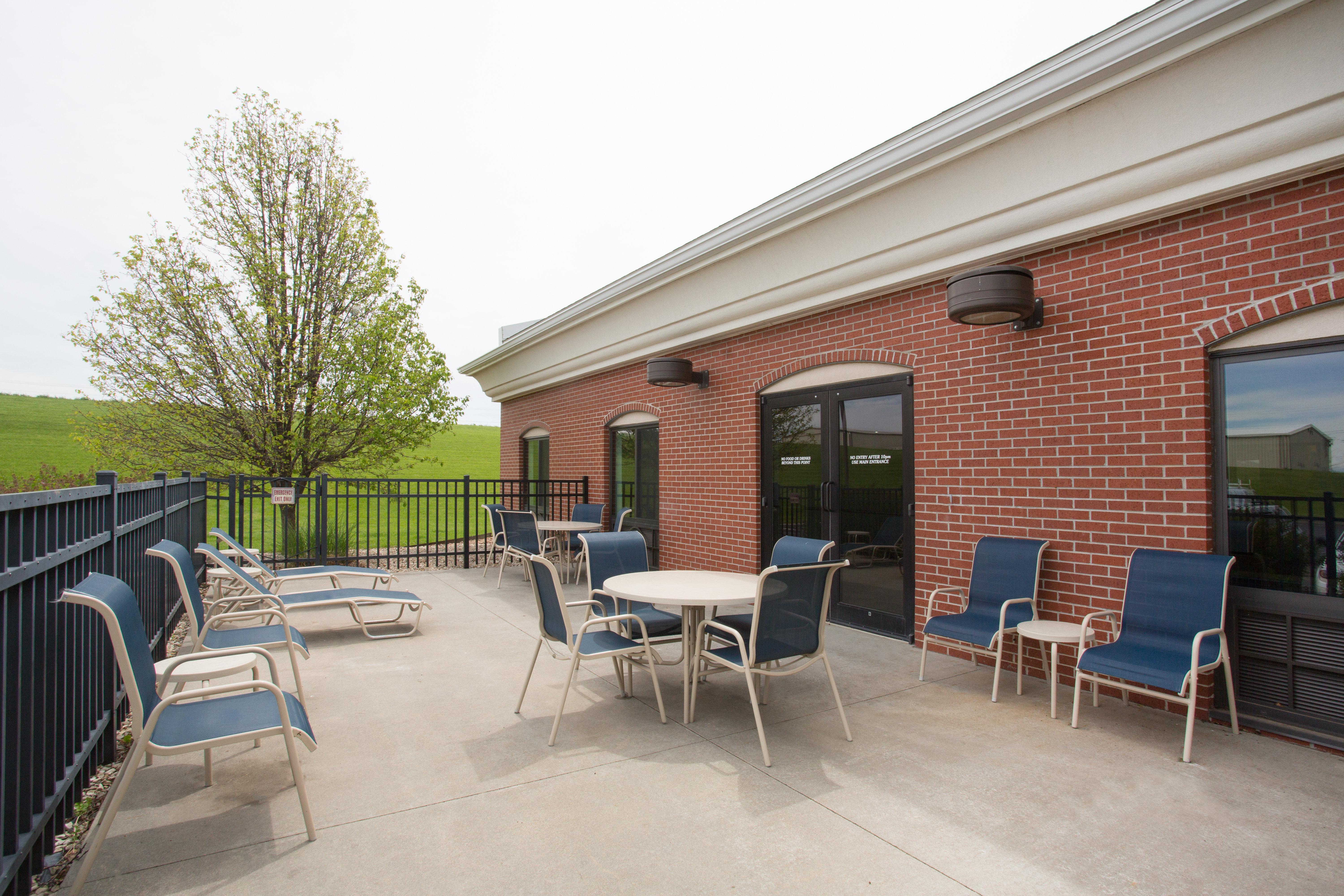 Holiday Inn Express Hotel & Suites Concordia Us 81 By Ihg Buitenkant foto