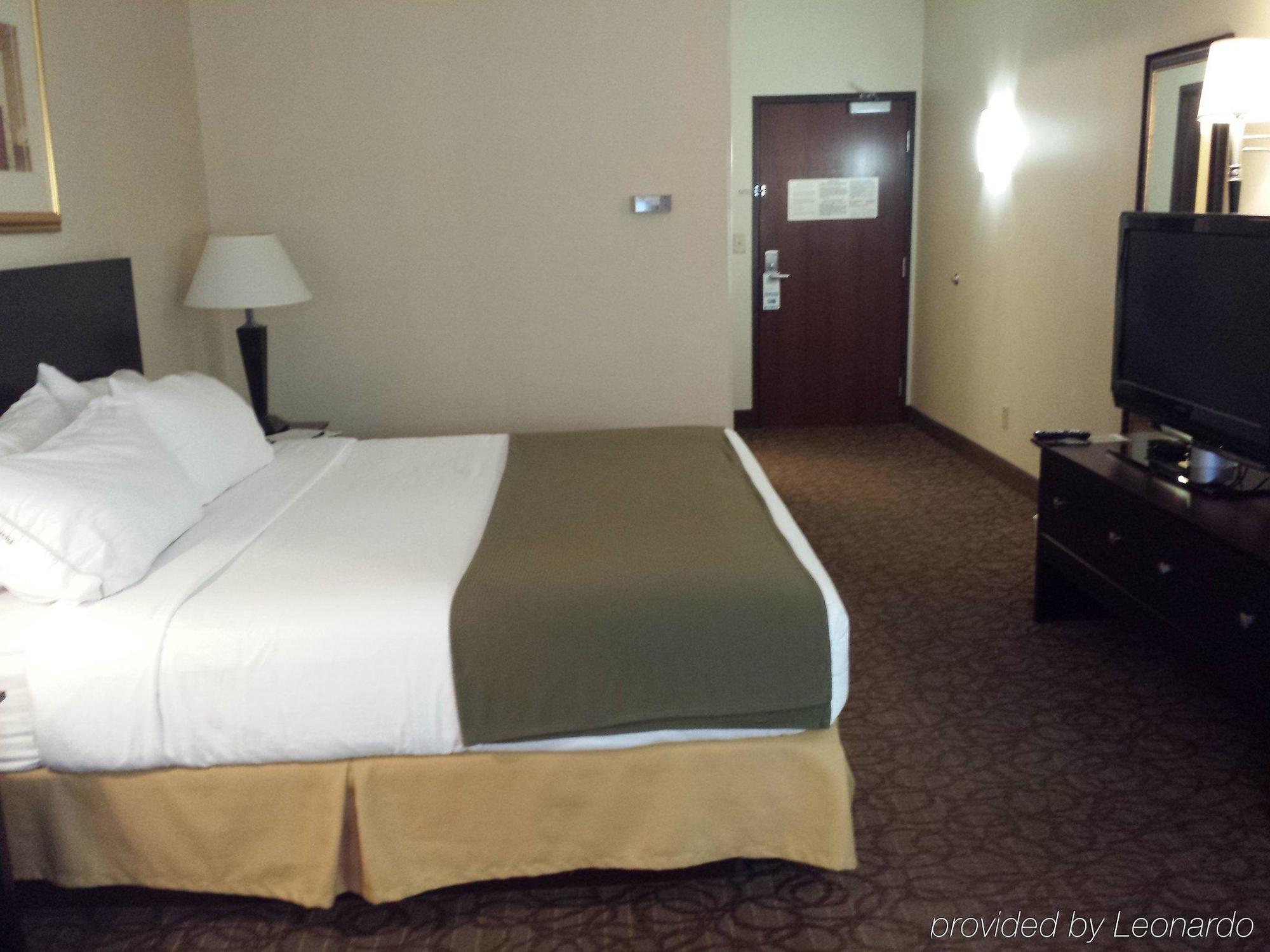 Holiday Inn Express Hotel & Suites Concordia Us 81 By Ihg Buitenkant foto