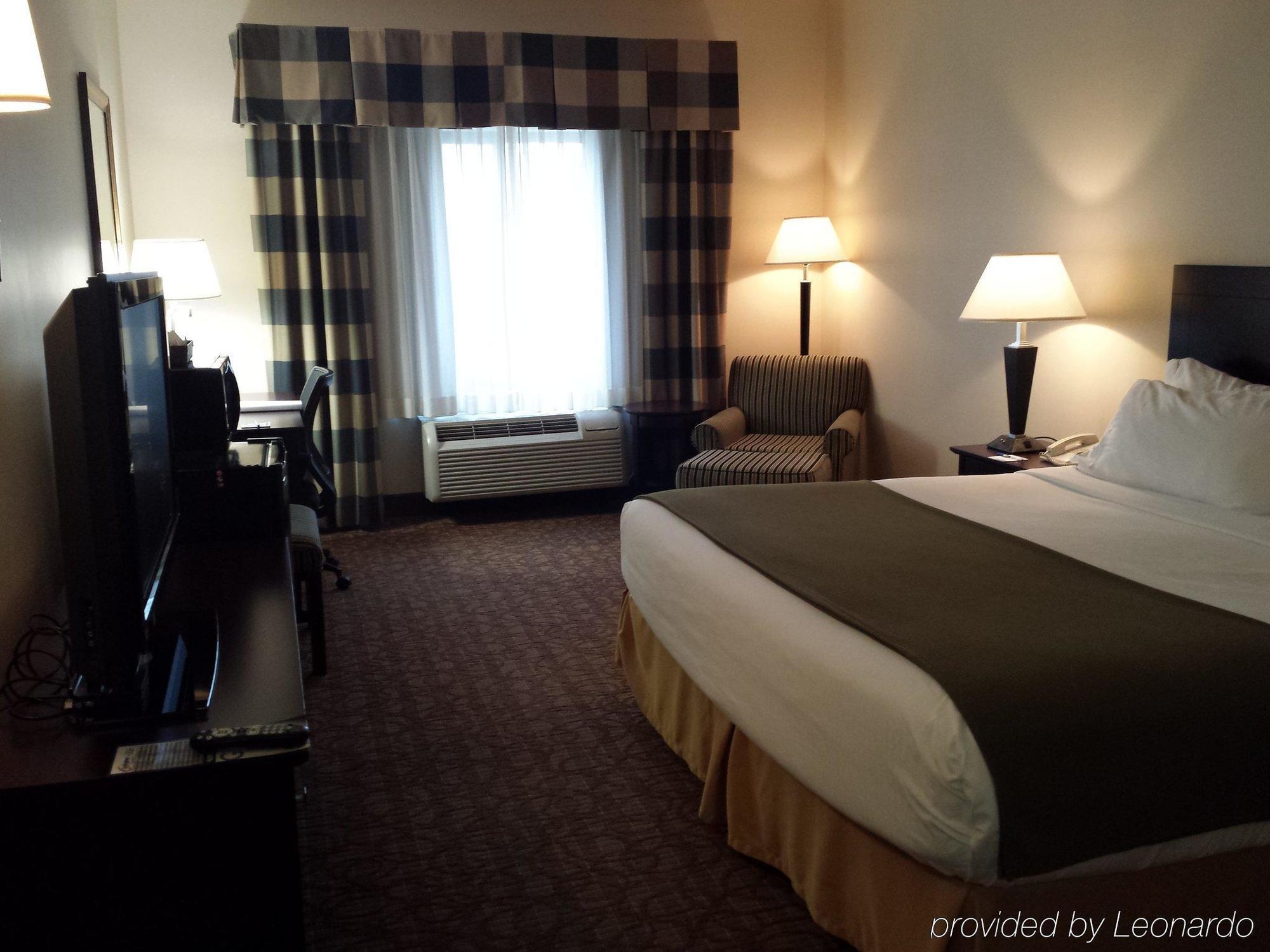 Holiday Inn Express Hotel & Suites Concordia Us 81 By Ihg Buitenkant foto