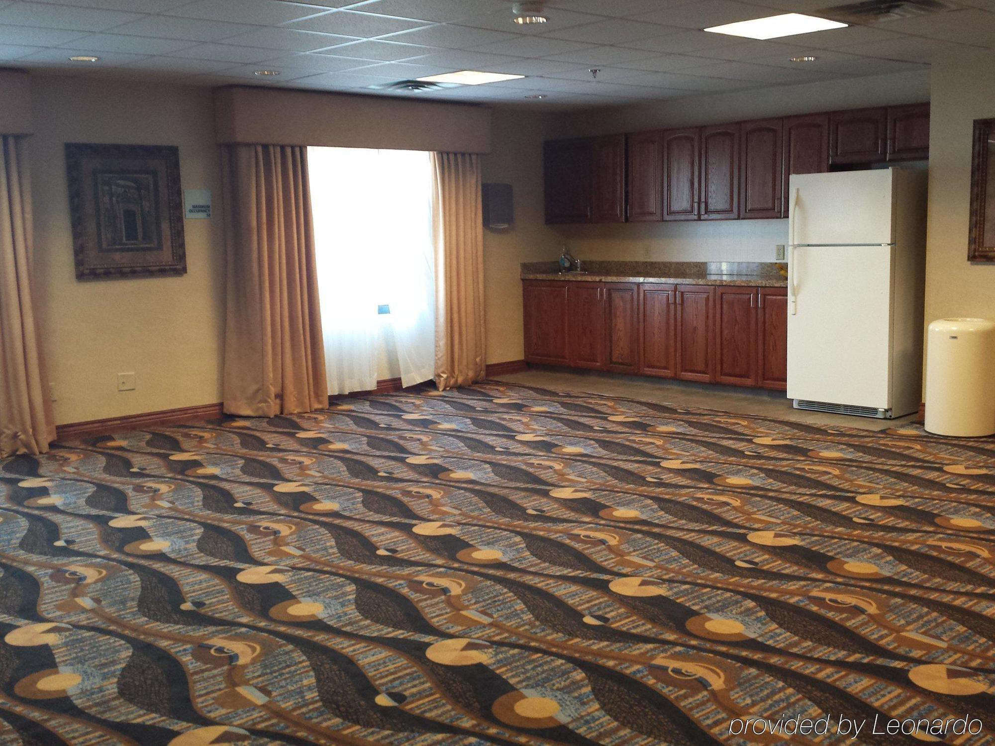 Holiday Inn Express Hotel & Suites Concordia Us 81 By Ihg Buitenkant foto