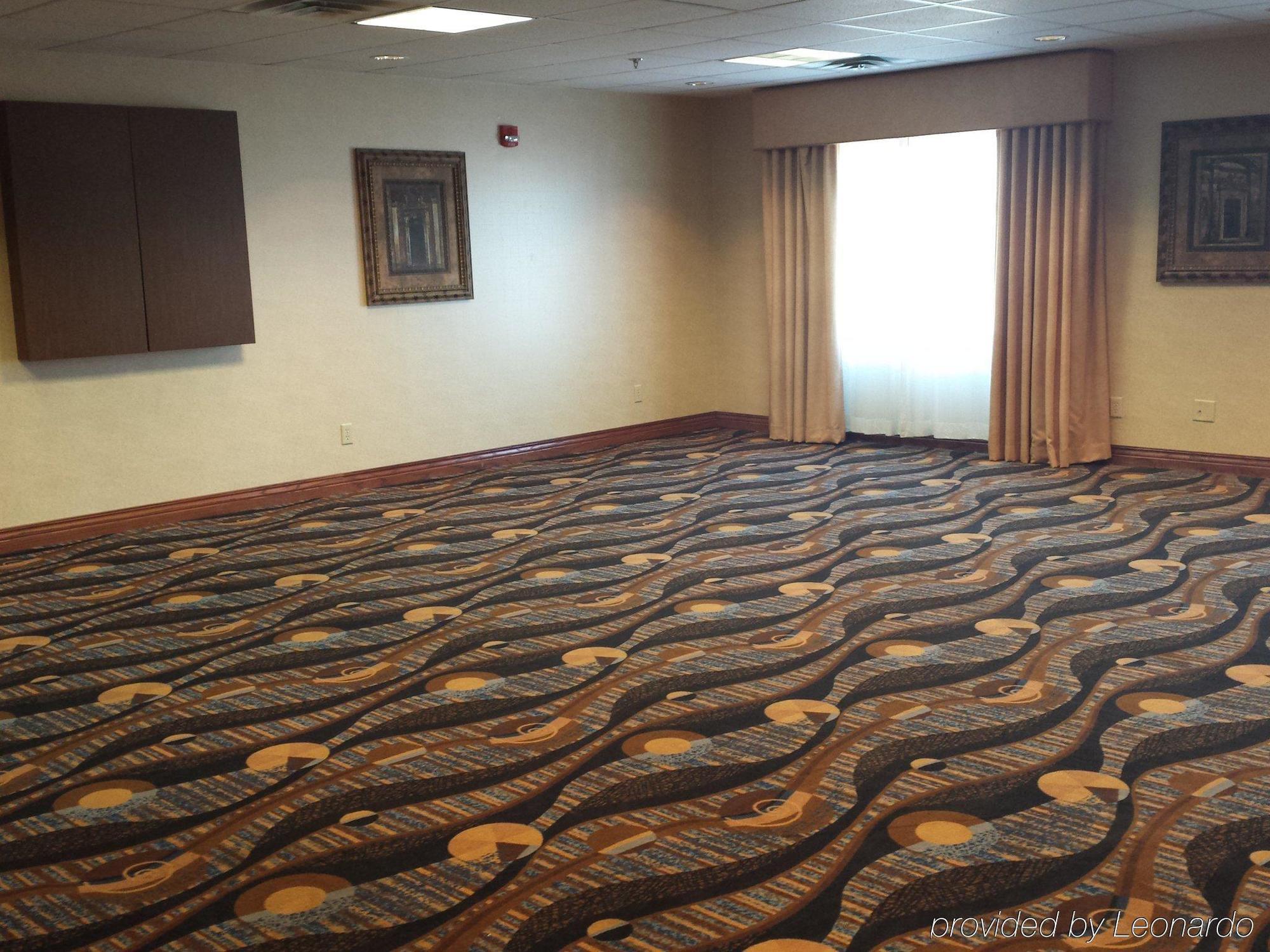 Holiday Inn Express Hotel & Suites Concordia Us 81 By Ihg Buitenkant foto