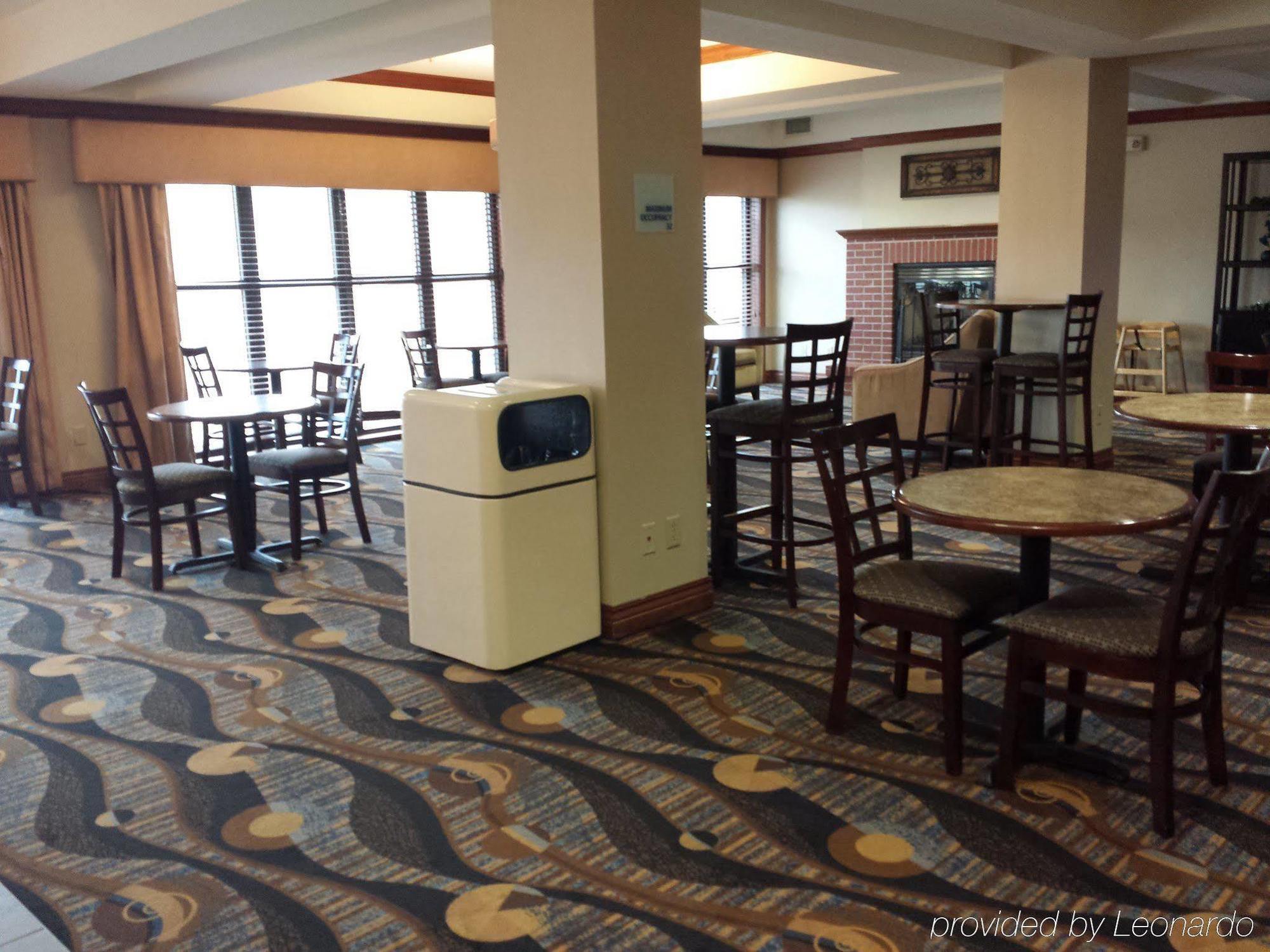 Holiday Inn Express Hotel & Suites Concordia Us 81 By Ihg Buitenkant foto