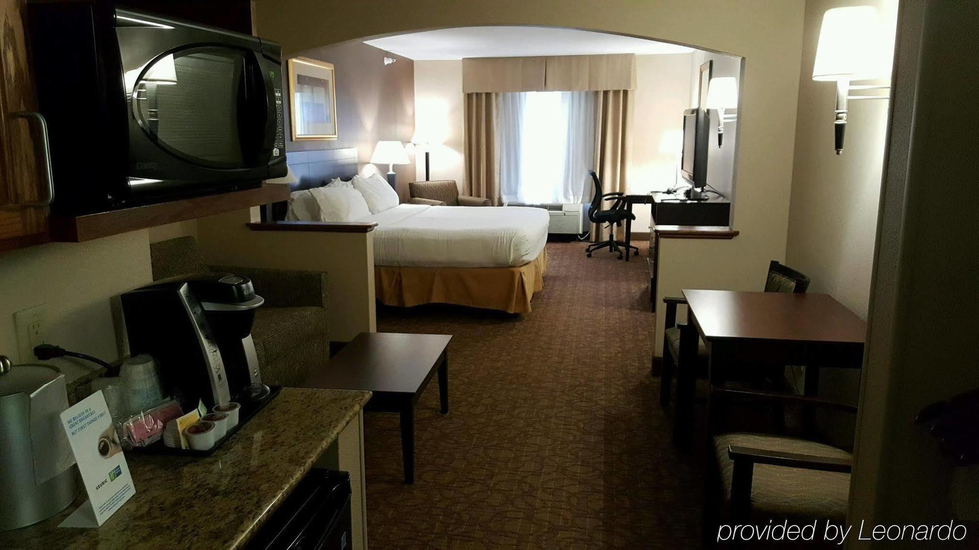 Holiday Inn Express Hotel & Suites Concordia Us 81 By Ihg Buitenkant foto