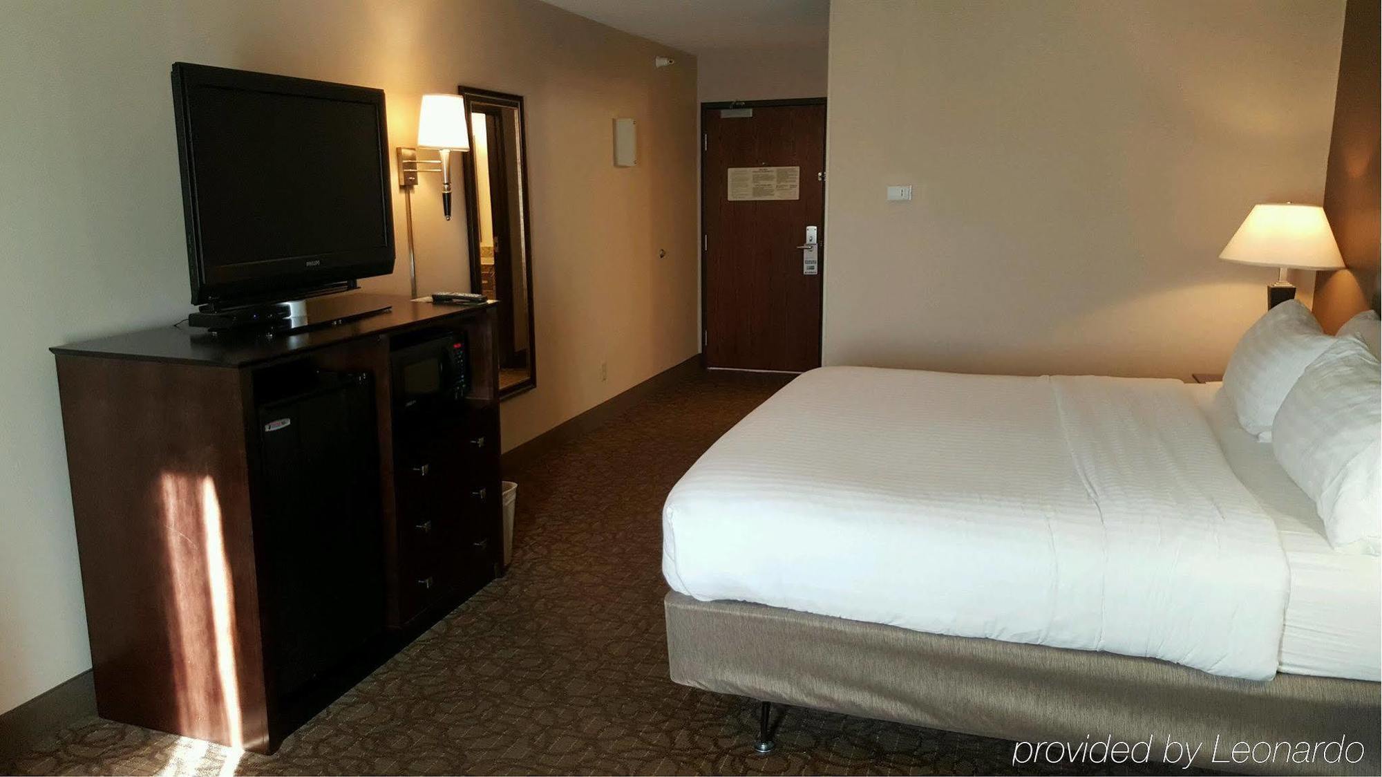 Holiday Inn Express Hotel & Suites Concordia Us 81 By Ihg Buitenkant foto