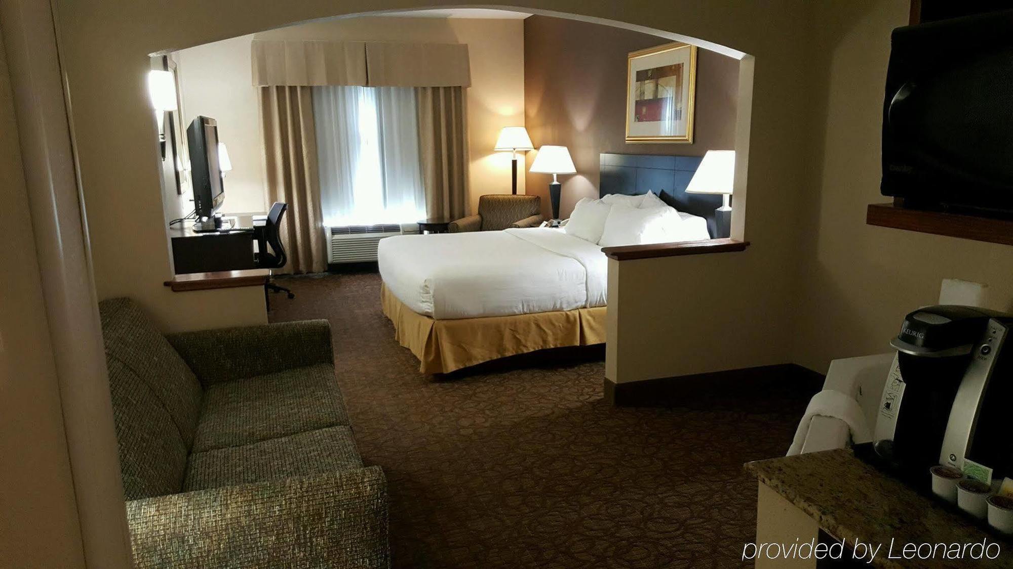 Holiday Inn Express Hotel & Suites Concordia Us 81 By Ihg Buitenkant foto
