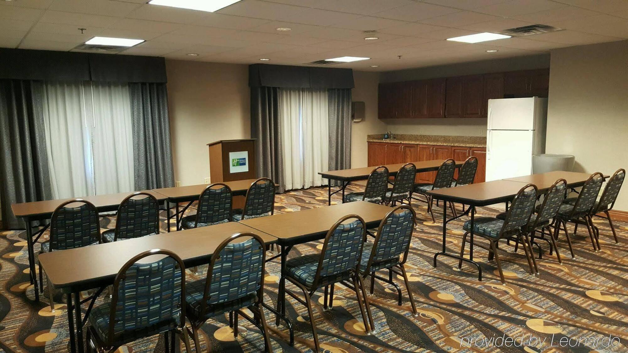 Holiday Inn Express Hotel & Suites Concordia Us 81 By Ihg Buitenkant foto