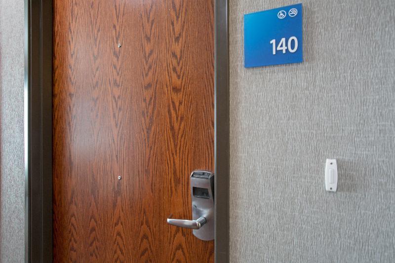 Holiday Inn Express Hotel & Suites Concordia Us 81 By Ihg Buitenkant foto